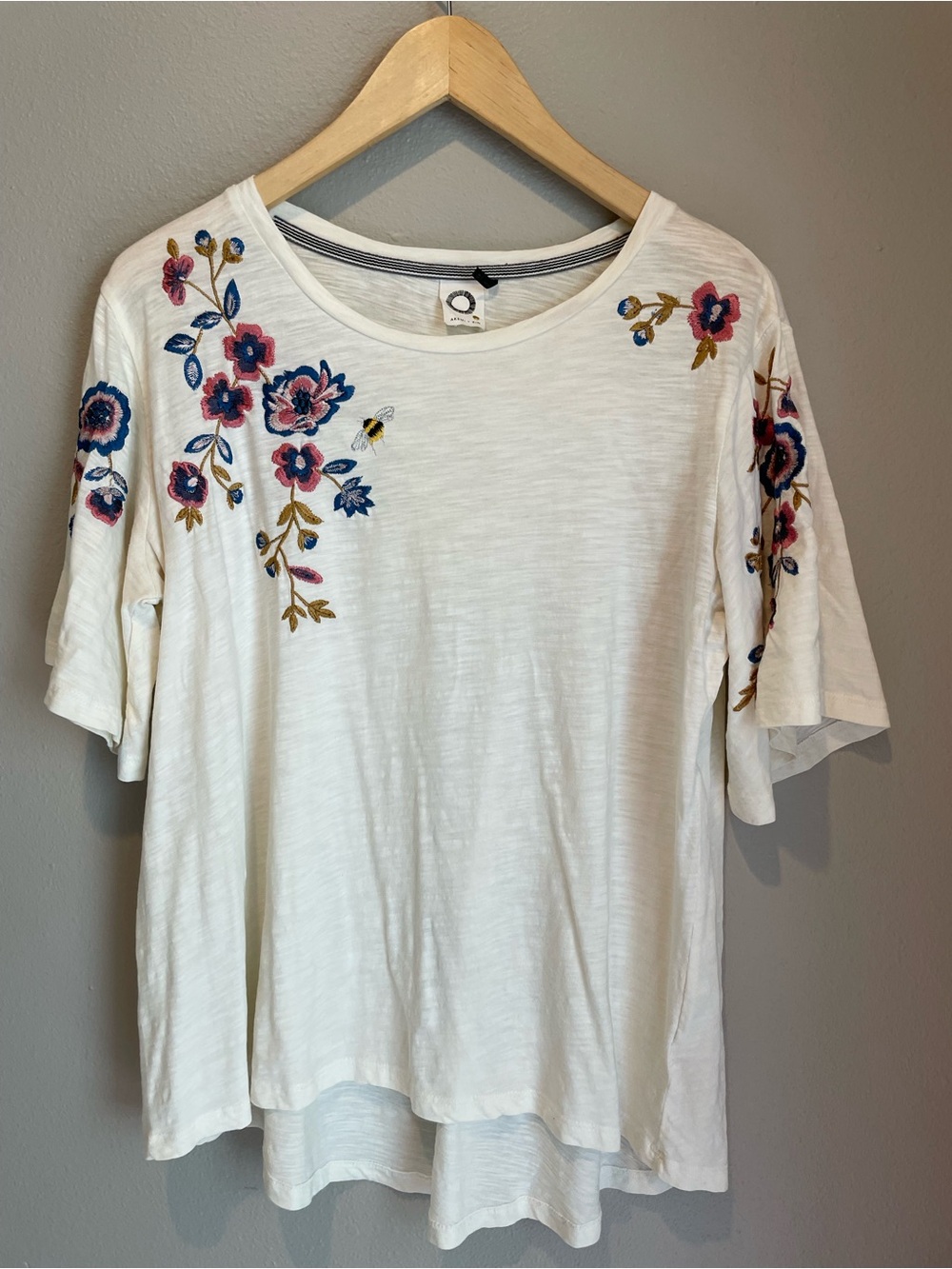 Anthropologie Akemi + Kin Embroidered Floral Boho Bee Tee Ivory XS peasant top